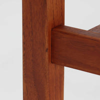 Borge Mogensenがデザインし、Fredericia社より製造されたネストテーブル「Model 5377」です。代表作であるソファ「2213」に合わせてデザインされたとも言われ、チーク材の美しい木目と堅牢な構造が魅力です。大小2台を重ねて収納できる機能的な設計で、小テーブルにはキャスターが備わり、日常使いに配慮したモーエンセンらしい実用性が感じられます。来客時には補助テーブルとして、普段はソファ横のサイドテーブルや飾り台としても活躍し、北欧ビンテージ家具ならではの温もりと存在感を空間に添えます。年月を重ねたチーク材の深みある色合いが、シンプルな直線的フォルムと相まって一層の魅力を放っています。