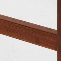 Borge Mogensenがデザインし、Fredericia社より製造されたネストテーブル「Model 5377」です。代表作であるソファ「2213」に合わせてデザインされたとも言われ、チーク材の美しい木目と堅牢な構造が魅力です。大小2台を重ねて収納できる機能的な設計で、小テーブルにはキャスターが備わり、日常使いに配慮したモーエンセンらしい実用性が感じられます。来客時には補助テーブルとして、普段はソファ横のサイドテーブルや飾り台としても活躍し、北欧ビンテージ家具ならではの温もりと存在感を空間に添えます。年月を重ねたチーク材の深みある色合いが、シンプルな直線的フォルムと相まって一層の魅力を放っています。