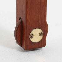 Borge Mogensenがデザインし、Fredericia社より製造されたネストテーブル「Model 5377」です。代表作であるソファ「2213」に合わせてデザインされたとも言われ、チーク材の美しい木目と堅牢な構造が魅力です。大小2台を重ねて収納できる機能的な設計で、小テーブルにはキャスターが備わり、日常使いに配慮したモーエンセンらしい実用性が感じられます。来客時には補助テーブルとして、普段はソファ横のサイドテーブルや飾り台としても活躍し、北欧ビンテージ家具ならではの温もりと存在感を空間に添えます。年月を重ねたチーク材の深みある色合いが、シンプルな直線的フォルムと相まって一層の魅力を放っています。