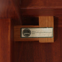 Borge Mogensenがデザインし、Fredericia社より製造されたネストテーブル「Model 5377」です。代表作であるソファ「2213」に合わせてデザインされたとも言われ、チーク材の美しい木目と堅牢な構造が魅力です。大小2台を重ねて収納できる機能的な設計で、小テーブルにはキャスターが備わり、日常使いに配慮したモーエンセンらしい実用性が感じられます。来客時には補助テーブルとして、普段はソファ横のサイドテーブルや飾り台としても活躍し、北欧ビンテージ家具ならではの温もりと存在感を空間に添えます。年月を重ねたチーク材の深みある色合いが、シンプルな直線的フォルムと相まって一層の魅力を放っています。