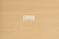 Christian Hvidtがデザインし、Soborg mobler社によって製造されたマホガニー材のデスク。幅200cmのゆとりあるサイズで、シンプルながら洗練されたデザインが魅力です。天板の縁には繊細なディテールが施され、角には美しい組み木のアクセントが加えられています。右側には2杯の引き出しを備え、内部には仕切りもあり、機能性にも優れた設計。マホガニー材ならではの深みのある色合いと、滑らかな木肌が高級感を演出します。シンプルながらも細部にこだわったデザインが、上質な空間を作り出す一台です。