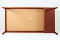 Christian Hvidtがデザインし、Soborg mobler社によって製造されたマホガニー材のデスク。幅200cmのゆとりあるサイズで、シンプルながら洗練されたデザインが魅力です。天板の縁には繊細なディテールが施され、角には美しい組み木のアクセントが加えられています。右側には2杯の引き出しを備え、内部には仕切りもあり、機能性にも優れた設計。マホガニー材ならではの深みのある色合いと、滑らかな木肌が高級感を演出します。シンプルながらも細部にこだわったデザインが、上質な空間を作り出す一台です。