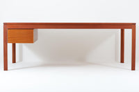 Christian Hvidtがデザインし、Soborg mobler社によって製造されたマホガニー材のデスク。幅200cmのゆとりあるサイズで、シンプルながら洗練されたデザインが魅力です。天板の縁には繊細なディテールが施され、角には美しい組み木のアクセントが加えられています。右側には2杯の引き出しを備え、内部には仕切りもあり、機能性にも優れた設計。マホガニー材ならではの深みのある色合いと、滑らかな木肌が高級感を演出します。シンプルながらも細部にこだわったデザインが、上質な空間を作り出す一台です。