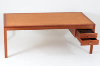 Christian Hvidtがデザインし、Soborg mobler社によって製造されたマホガニー材のデスク。幅200cmのゆとりあるサイズで、シンプルながら洗練されたデザインが魅力です。天板の縁には繊細なディテールが施され、角には美しい組み木のアクセントが加えられています。右側には2杯の引き出しを備え、内部には仕切りもあり、機能性にも優れた設計。マホガニー材ならではの深みのある色合いと、滑らかな木肌が高級感を演出します。シンプルながらも細部にこだわったデザインが、上質な空間を作り出す一台です。