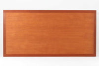 Christian Hvidtがデザインし、Soborg mobler社によって製造されたマホガニー材のデスク。幅200cmのゆとりあるサイズで、シンプルながら洗練されたデザインが魅力です。天板の縁には繊細なディテールが施され、角には美しい組み木のアクセントが加えられています。右側には2杯の引き出しを備え、内部には仕切りもあり、機能性にも優れた設計。マホガニー材ならではの深みのある色合いと、滑らかな木肌が高級感を演出します。シンプルながらも細部にこだわったデザインが、上質な空間を作り出す一台です。