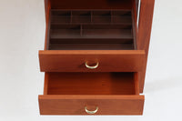 Christian Hvidtがデザインし、Soborg mobler社によって製造されたマホガニー材のデスク。幅200cmのゆとりあるサイズで、シンプルながら洗練されたデザインが魅力です。天板の縁には繊細なディテールが施され、角には美しい組み木のアクセントが加えられています。右側には2杯の引き出しを備え、内部には仕切りもあり、機能性にも優れた設計。マホガニー材ならではの深みのある色合いと、滑らかな木肌が高級感を演出します。シンプルながらも細部にこだわったデザインが、上質な空間を作り出す一台です。