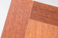 Christian Hvidtがデザインし、Soborg mobler社によって製造されたマホガニー材のデスク。幅200cmのゆとりあるサイズで、シンプルながら洗練されたデザインが魅力です。天板の縁には繊細なディテールが施され、角には美しい組み木のアクセントが加えられています。右側には2杯の引き出しを備え、内部には仕切りもあり、機能性にも優れた設計。マホガニー材ならではの深みのある色合いと、滑らかな木肌が高級感を演出します。シンプルながらも細部にこだわったデザインが、上質な空間を作り出す一台です。