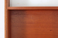 Christian Hvidtがデザインし、Soborg mobler社によって製造されたマホガニー材のデスク。幅200cmのゆとりあるサイズで、シンプルながら洗練されたデザインが魅力です。天板の縁には繊細なディテールが施され、角には美しい組み木のアクセントが加えられています。右側には2杯の引き出しを備え、内部には仕切りもあり、機能性にも優れた設計。マホガニー材ならではの深みのある色合いと、滑らかな木肌が高級感を演出します。シンプルながらも細部にこだわったデザインが、上質な空間を作り出す一台です。