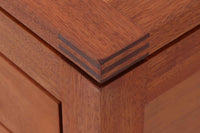 Christian Hvidtがデザインし、Soborg mobler社によって製造されたマホガニー材のデスク。幅200cmのゆとりあるサイズで、シンプルながら洗練されたデザインが魅力です。天板の縁には繊細なディテールが施され、角には美しい組み木のアクセントが加えられています。右側には2杯の引き出しを備え、内部には仕切りもあり、機能性にも優れた設計。マホガニー材ならではの深みのある色合いと、滑らかな木肌が高級感を演出します。シンプルながらも細部にこだわったデザインが、上質な空間を作り出す一台です。