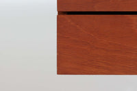 Christian Hvidtがデザインし、Soborg mobler社によって製造されたマホガニー材のデスク。幅200cmのゆとりあるサイズで、シンプルながら洗練されたデザインが魅力です。天板の縁には繊細なディテールが施され、角には美しい組み木のアクセントが加えられています。右側には2杯の引き出しを備え、内部には仕切りもあり、機能性にも優れた設計。マホガニー材ならではの深みのある色合いと、滑らかな木肌が高級感を演出します。シンプルながらも細部にこだわったデザインが、上質な空間を作り出す一台です。