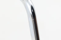 デンマークの名門Fritz Hansen社製、アルネ・ヤコブセンによる名作「セブンチェア」。こちらは2007年に製造された比較的新しいモデルです。成形合板による流れるようなフォルムが特徴で、背もたれから座面へと続く美しいカーブが、快適な座り心地を提供します。ブラックのシェルとクロームメッキの脚がモダンで洗練された印象を演出し、どんな空間にも調和するデザインです。