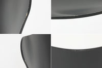 デンマークの名門Fritz Hansen社製、アルネ・ヤコブセンによる名作「セブンチェア」。こちらは2007年に製造された比較的新しいモデルです。成形合板による流れるようなフォルムが特徴で、背もたれから座面へと続く美しいカーブが、快適な座り心地を提供します。ブラックのシェルとクロームメッキの脚がモダンで洗練された印象を演出し、どんな空間にも調和するデザインです。