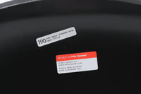 デンマークの名門Fritz Hansen社製、アルネ・ヤコブセンによる名作「セブンチェア」。こちらは2007年に製造された比較的新しいモデルです。成形合板による流れるようなフォルムが特徴で、背もたれから座面へと続く美しいカーブが、快適な座り心地を提供します。ブラックのシェルとクロームメッキの脚がモダンで洗練された印象を演出し、どんな空間にも調和するデザインです。