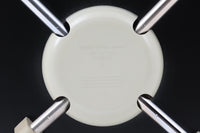 デンマークの名門Fritz Hansen社製、アルネ・ヤコブセンによる名作「セブンチェア」。こちらは2007年に製造された比較的新しいモデルです。成形合板による流れるようなフォルムが特徴で、背もたれから座面へと続く美しいカーブが、快適な座り心地を提供します。ブラックのシェルとクロームメッキの脚がモダンで洗練された印象を演出し、どんな空間にも調和するデザインです。