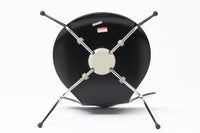 デンマークの名門Fritz Hansen社製、アルネ・ヤコブセンによる名作「セブンチェア」。こちらは2007年に製造された比較的新しいモデルです。成形合板による流れるようなフォルムが特徴で、背もたれから座面へと続く美しいカーブが、快適な座り心地を提供します。ブラックのシェルとクロームメッキの脚がモダンで洗練された印象を演出し、どんな空間にも調和するデザインです。