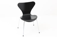 デンマークの名門Fritz Hansen社製、アルネ・ヤコブセンによる名作「セブンチェア」。こちらは2007年に製造された比較的新しいモデルです。成形合板による流れるようなフォルムが特徴で、背もたれから座面へと続く美しいカーブが、快適な座り心地を提供します。ブラックのシェルとクロームメッキの脚がモダンで洗練された印象を演出し、どんな空間にも調和するデザインです。