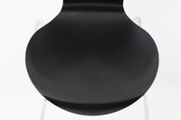 デンマークの名門Fritz Hansen社製、アルネ・ヤコブセンによる名作「セブンチェア」。こちらは2007年に製造された比較的新しいモデルです。成形合板による流れるようなフォルムが特徴で、背もたれから座面へと続く美しいカーブが、快適な座り心地を提供します。ブラックのシェルとクロームメッキの脚がモダンで洗練された印象を演出し、どんな空間にも調和するデザインです。