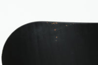 デンマークの名門Fritz Hansen社製、アルネ・ヤコブセンによる名作「セブンチェア」。こちらは2007年に製造された比較的新しいモデルです。成形合板による流れるようなフォルムが特徴で、背もたれから座面へと続く美しいカーブが、快適な座り心地を提供します。ブラックのシェルとクロームメッキの脚がモダンで洗練された印象を演出し、どんな空間にも調和するデザインです。