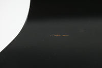 デンマークの名門Fritz Hansen社製、アルネ・ヤコブセンによる名作「セブンチェア」。こちらは2007年に製造された比較的新しいモデルです。成形合板による流れるようなフォルムが特徴で、背もたれから座面へと続く美しいカーブが、快適な座り心地を提供します。ブラックのシェルとクロームメッキの脚がモダンで洗練された印象を演出し、どんな空間にも調和するデザインです。