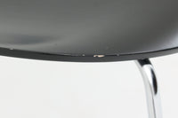 デンマークの名門Fritz Hansen社製、アルネ・ヤコブセンによる名作「セブンチェア」。こちらは2007年に製造された比較的新しいモデルです。成形合板による流れるようなフォルムが特徴で、背もたれから座面へと続く美しいカーブが、快適な座り心地を提供します。ブラックのシェルとクロームメッキの脚がモダンで洗練された印象を演出し、どんな空間にも調和するデザインです。