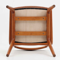 Alfred Christensen(アルフレッド・クリステンセン)によるデザインで、Slagelse Mobelvaerk社から発表されたブーメランチェアです。背から後脚にかけて滑らかに繋がるチーク材の曲線が美しく、丹念な削り出しによる立体的な造形が印象的です。オレンジ系の張地が温かみを添え、北欧らしい明るい雰囲気を演出します。軽やかなフォルムながらしっかりとした安定感があり、ダイニングチェアとしてはもちろん、デスクチェアとしてもお使いいただけます。経年により深みを増した木肌が、ビンテージならではの風格を感じさせる一脚です。