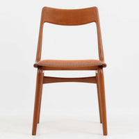 Alfred Christensen(アルフレッド・クリステンセン)によるデザインで、Slagelse Mobelvaerk社から発表されたブーメランチェアです。背から後脚にかけて滑らかに繋がるチーク材の曲線が美しく、丹念な削り出しによる立体的な造形が印象的です。オレンジ系の張地が温かみを添え、北欧らしい明るい雰囲気を演出します。軽やかなフォルムながらしっかりとした安定感があり、ダイニングチェアとしてはもちろん、デスクチェアとしてもお使いいただけます。経年により深みを増した木肌が、ビンテージならではの風格を感じさせる一脚です。