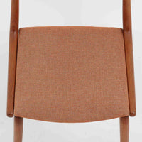 Alfred Christensen(アルフレッド・クリステンセン)によるデザインで、Slagelse Mobelvaerk社から発表されたブーメランチェアです。背から後脚にかけて滑らかに繋がるチーク材の曲線が美しく、丹念な削り出しによる立体的な造形が印象的です。オレンジ系の張地が温かみを添え、北欧らしい明るい雰囲気を演出します。軽やかなフォルムながらしっかりとした安定感があり、ダイニングチェアとしてはもちろん、デスクチェアとしてもお使いいただけます。経年により深みを増した木肌が、ビンテージならではの風格を感じさせる一脚です。