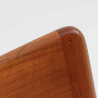 Alfred Christensen(アルフレッド・クリステンセン)によるデザインで、Slagelse Mobelvaerk社から発表されたブーメランチェアです。背から後脚にかけて滑らかに繋がるチーク材の曲線が美しく、丹念な削り出しによる立体的な造形が印象的です。オレンジ系の張地が温かみを添え、北欧らしい明るい雰囲気を演出します。軽やかなフォルムながらしっかりとした安定感があり、ダイニングチェアとしてはもちろん、デスクチェアとしてもお使いいただけます。経年により深みを増した木肌が、ビンテージならではの風格を感じさせる一脚です。