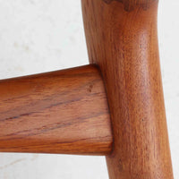 Alfred Christensen(アルフレッド・クリステンセン)によるデザインで、Slagelse Mobelvaerk社から発表されたブーメランチェアです。背から後脚にかけて滑らかに繋がるチーク材の曲線が美しく、丹念な削り出しによる立体的な造形が印象的です。オレンジ系の張地が温かみを添え、北欧らしい明るい雰囲気を演出します。軽やかなフォルムながらしっかりとした安定感があり、ダイニングチェアとしてはもちろん、デスクチェアとしてもお使いいただけます。経年により深みを増した木肌が、ビンテージならではの風格を感じさせる一脚です。