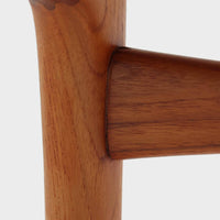 Alfred Christensen(アルフレッド・クリステンセン)によるデザインで、Slagelse Mobelvaerk社から発表されたブーメランチェアです。背から後脚にかけて滑らかに繋がるチーク材の曲線が美しく、丹念な削り出しによる立体的な造形が印象的です。オレンジ系の張地が温かみを添え、北欧らしい明るい雰囲気を演出します。軽やかなフォルムながらしっかりとした安定感があり、ダイニングチェアとしてはもちろん、デスクチェアとしてもお使いいただけます。経年により深みを増した木肌が、ビンテージならではの風格を感じさせる一脚です。
