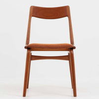 Alfred Christensen(アルフレッド・クリステンセン)によるデザインで、Slagelse Mobelvaerk社から発表されたブーメランチェアです。背から後脚にかけて滑らかに繋がるチーク材の曲線が美しく、丹念な削り出しによる立体的な造形が印象的です。オレンジ系の張地が温かみを添え、北欧らしい明るい雰囲気を演出します。軽やかなフォルムながらしっかりとした安定感があり、ダイニングチェアとしてはもちろん、デスクチェアとしてもお使いいただけます。経年により深みを増した木肌が、ビンテージならではの風格を感じさせる一脚です。