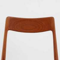 Alfred Christensen(アルフレッド・クリステンセン)によるデザインで、Slagelse Mobelvaerk社から発表されたブーメランチェアです。背から後脚にかけて滑らかに繋がるチーク材の曲線が美しく、丹念な削り出しによる立体的な造形が印象的です。オレンジ系の張地が温かみを添え、北欧らしい明るい雰囲気を演出します。軽やかなフォルムながらしっかりとした安定感があり、ダイニングチェアとしてはもちろん、デスクチェアとしてもお使いいただけます。経年により深みを増した木肌が、ビンテージならではの風格を感じさせる一脚です。
