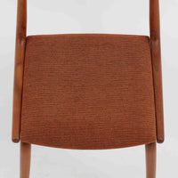 Alfred Christensen(アルフレッド・クリステンセン)によるデザインで、Slagelse Mobelvaerk社から発表されたブーメランチェアです。背から後脚にかけて滑らかに繋がるチーク材の曲線が美しく、丹念な削り出しによる立体的な造形が印象的です。オレンジ系の張地が温かみを添え、北欧らしい明るい雰囲気を演出します。軽やかなフォルムながらしっかりとした安定感があり、ダイニングチェアとしてはもちろん、デスクチェアとしてもお使いいただけます。経年により深みを増した木肌が、ビンテージならではの風格を感じさせる一脚です。