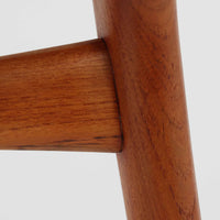 Alfred Christensen(アルフレッド・クリステンセン)によるデザインで、Slagelse Mobelvaerk社から発表されたブーメランチェアです。背から後脚にかけて滑らかに繋がるチーク材の曲線が美しく、丹念な削り出しによる立体的な造形が印象的です。オレンジ系の張地が温かみを添え、北欧らしい明るい雰囲気を演出します。軽やかなフォルムながらしっかりとした安定感があり、ダイニングチェアとしてはもちろん、デスクチェアとしてもお使いいただけます。経年により深みを増した木肌が、ビンテージならではの風格を感じさせる一脚です。