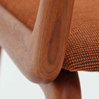 Alfred Christensen(アルフレッド・クリステンセン)によるデザインで、Slagelse Mobelvaerk社から発表されたブーメランチェアです。背から後脚にかけて滑らかに繋がるチーク材の曲線が美しく、丹念な削り出しによる立体的な造形が印象的です。オレンジ系の張地が温かみを添え、北欧らしい明るい雰囲気を演出します。軽やかなフォルムながらしっかりとした安定感があり、ダイニングチェアとしてはもちろん、デスクチェアとしてもお使いいただけます。経年により深みを増した木肌が、ビンテージならではの風格を感じさせる一脚です。