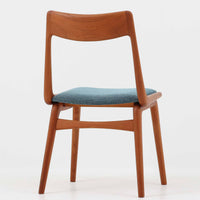 Alfred Christensenによってデザインされ、Slagelse Mobelvaerk社から製造されたNo.370、通称ブーメランチェアは、緩やかにカーブした背もたれと脚部が一体となった有機的な造形が印象的な北欧ビンテージ家具です。フレームには滑らかな質感のチーク材が使用され、経年により深みを増した木肌が空間に温もりを添えます。座面にはブルー系の上質なファブリックを張替済みで、デザイン性と快適性を兼ね備えた一脚として、ダイニングはもちろんデスク用にもおすすめです。