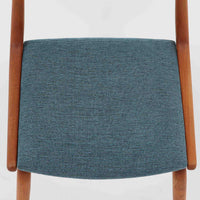 Alfred Christensenによってデザインされ、Slagelse Mobelvaerk社から製造されたNo.370、通称ブーメランチェアは、緩やかにカーブした背もたれと脚部が一体となった有機的な造形が印象的な北欧ビンテージ家具です。フレームには滑らかな質感のチーク材が使用され、経年により深みを増した木肌が空間に温もりを添えます。座面にはブルー系の上質なファブリックを張替済みで、デザイン性と快適性を兼ね備えた一脚として、ダイニングはもちろんデスク用にもおすすめです。