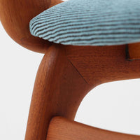 Alfred Christensenによってデザインされ、Slagelse Mobelvaerk社から製造されたNo.370、通称ブーメランチェアは、緩やかにカーブした背もたれと脚部が一体となった有機的な造形が印象的な北欧ビンテージ家具です。フレームには滑らかな質感のチーク材が使用され、経年により深みを増した木肌が空間に温もりを添えます。座面にはブルー系の上質なファブリックを張替済みで、デザイン性と快適性を兼ね備えた一脚として、ダイニングはもちろんデスク用にもおすすめです。