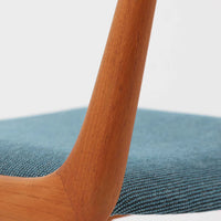 Alfred Christensenによってデザインされ、Slagelse Mobelvaerk社から製造されたNo.370、通称ブーメランチェアは、緩やかにカーブした背もたれと脚部が一体となった有機的な造形が印象的な北欧ビンテージ家具です。フレームには滑らかな質感のチーク材が使用され、経年により深みを増した木肌が空間に温もりを添えます。座面にはブルー系の上質なファブリックを張替済みで、デザイン性と快適性を兼ね備えた一脚として、ダイニングはもちろんデスク用にもおすすめです。