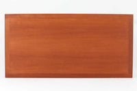 Christian Hvidtがデザインし、Soborg mobler社によって製造されたマホガニー材のダイニングテーブル。幅140cmのコンパクトなサイズながら、洗練されたデザインと精巧な作りが際立ちます。天板の縁には美しいディテールが施され、角の組み木細工が職人の技術を感じさせます。マホガニー材特有の深みのある色合いと滑らかな質感が、高級感のある空間を演出。シンプルでありながら機能的なデザインが、北欧家具らしい魅力を引き立てています。