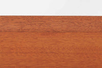 Christian Hvidtがデザインし、Soborg mobler社によって製造されたマホガニー材のダイニングテーブル。幅140cmのコンパクトなサイズながら、洗練されたデザインと精巧な作りが際立ちます。天板の縁には美しいディテールが施され、角の組み木細工が職人の技術を感じさせます。マホガニー材特有の深みのある色合いと滑らかな質感が、高級感のある空間を演出。シンプルでありながら機能的なデザインが、北欧家具らしい魅力を引き立てています。