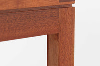 Christian Hvidtがデザインし、Soborg mobler社によって製造されたマホガニー材のダイニングテーブル。幅140cmのコンパクトなサイズながら、洗練されたデザインと精巧な作りが際立ちます。天板の縁には美しいディテールが施され、角の組み木細工が職人の技術を感じさせます。マホガニー材特有の深みのある色合いと滑らかな質感が、高級感のある空間を演出。シンプルでありながら機能的なデザインが、北欧家具らしい魅力を引き立てています。