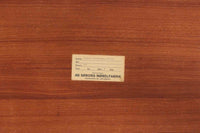 Christian Hvidtがデザインし、Soborg mobler社によって製造されたマホガニー材のダイニングテーブル。幅140cmのコンパクトなサイズながら、洗練されたデザインと精巧な作りが際立ちます。天板の縁には美しいディテールが施され、角の組み木細工が職人の技術を感じさせます。マホガニー材特有の深みのある色合いと滑らかな質感が、高級感のある空間を演出。シンプルでありながら機能的なデザインが、北欧家具らしい魅力を引き立てています。