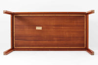 Christian Hvidtがデザインし、Soborg mobler社によって製造されたマホガニー材のダイニングテーブル。幅140cmのコンパクトなサイズながら、洗練されたデザインと精巧な作りが際立ちます。天板の縁には美しいディテールが施され、角の組み木細工が職人の技術を感じさせます。マホガニー材特有の深みのある色合いと滑らかな質感が、高級感のある空間を演出。シンプルでありながら機能的なデザインが、北欧家具らしい魅力を引き立てています。