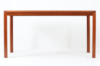 Christian Hvidtがデザインし、Soborg mobler社によって製造されたマホガニー材のダイニングテーブル。幅140cmのコンパクトなサイズながら、洗練されたデザインと精巧な作りが際立ちます。天板の縁には美しいディテールが施され、角の組み木細工が職人の技術を感じさせます。マホガニー材特有の深みのある色合いと滑らかな質感が、高級感のある空間を演出。シンプルでありながら機能的なデザインが、北欧家具らしい魅力を引き立てています。