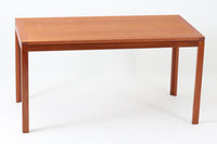 Christian Hvidtがデザインし、Soborg mobler社によって製造されたマホガニー材のダイニングテーブル。幅140cmのコンパクトなサイズながら、洗練されたデザインと精巧な作りが際立ちます。天板の縁には美しいディテールが施され、角の組み木細工が職人の技術を感じさせます。マホガニー材特有の深みのある色合いと滑らかな質感が、高級感のある空間を演出。シンプルでありながら機能的なデザインが、北欧家具らしい魅力を引き立てています。