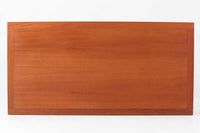 Christian Hvidtがデザインし、Soborg mobler社によって製造されたマホガニー材のダイニングテーブル。幅140cmのコンパクトなサイズながら、洗練されたデザインと精巧な作りが際立ちます。天板の縁には美しいディテールが施され、角の組み木細工が職人の技術を感じさせます。マホガニー材特有の深みのある色合いと滑らかな質感が、高級感のある空間を演出。シンプルでありながら機能的なデザインが、北欧家具らしい魅力を引き立てています。