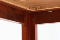 Christian Hvidtがデザインし、Soborg mobler社によって製造されたマホガニー材のダイニングテーブル。幅140cmのコンパクトなサイズながら、洗練されたデザインと精巧な作りが際立ちます。天板の縁には美しいディテールが施され、角の組み木細工が職人の技術を感じさせます。マホガニー材特有の深みのある色合いと滑らかな質感が、高級感のある空間を演出。シンプルでありながら機能的なデザインが、北欧家具らしい魅力を引き立てています。