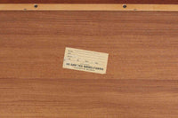 Christian Hvidtがデザインし、Soborg mobler社によって製造されたマホガニー材のダイニングテーブル。幅140cmのコンパクトなサイズながら、洗練されたデザインと精巧な作りが際立ちます。天板の縁には美しいディテールが施され、角の組み木細工が職人の技術を感じさせます。マホガニー材特有の深みのある色合いと滑らかな質感が、高級感のある空間を演出。シンプルでありながら機能的なデザインが、北欧家具らしい魅力を引き立てています。