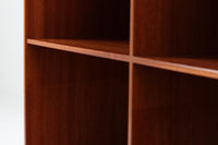 北欧より買い付けた「mogens Koch」によってデザインされたブックシェルフです。キャビネットやシェルフを組み合わせて使用するためにデザインされた物で、デンマーク家具最高峰のユニットシェルフと言われています。良質なマホガニー無垢材が使用されています。
